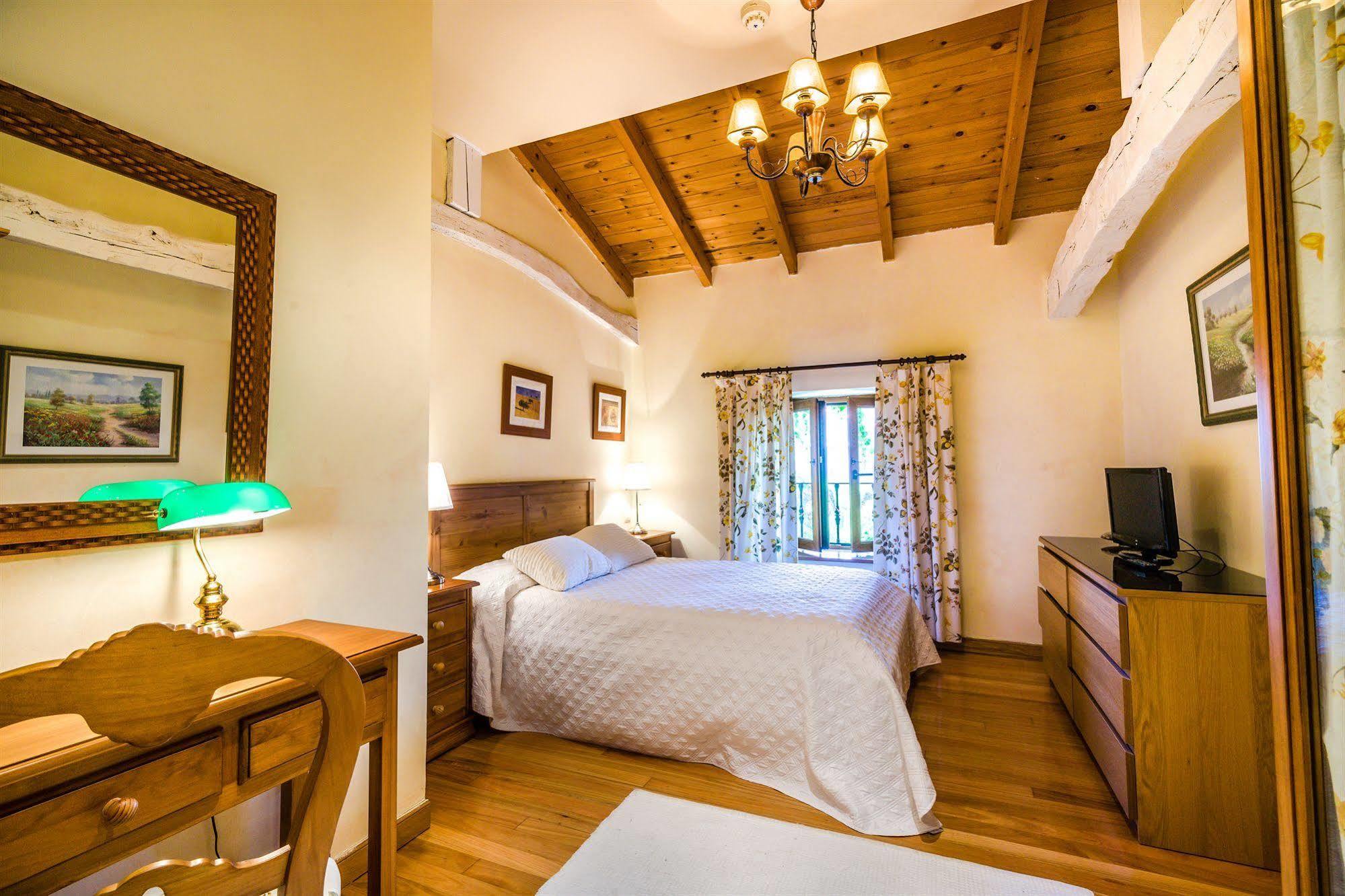 Hotel Palacio Garcia Quijano Corrales De Buelna Extérieur photo